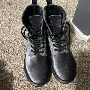 Velvet dr martens